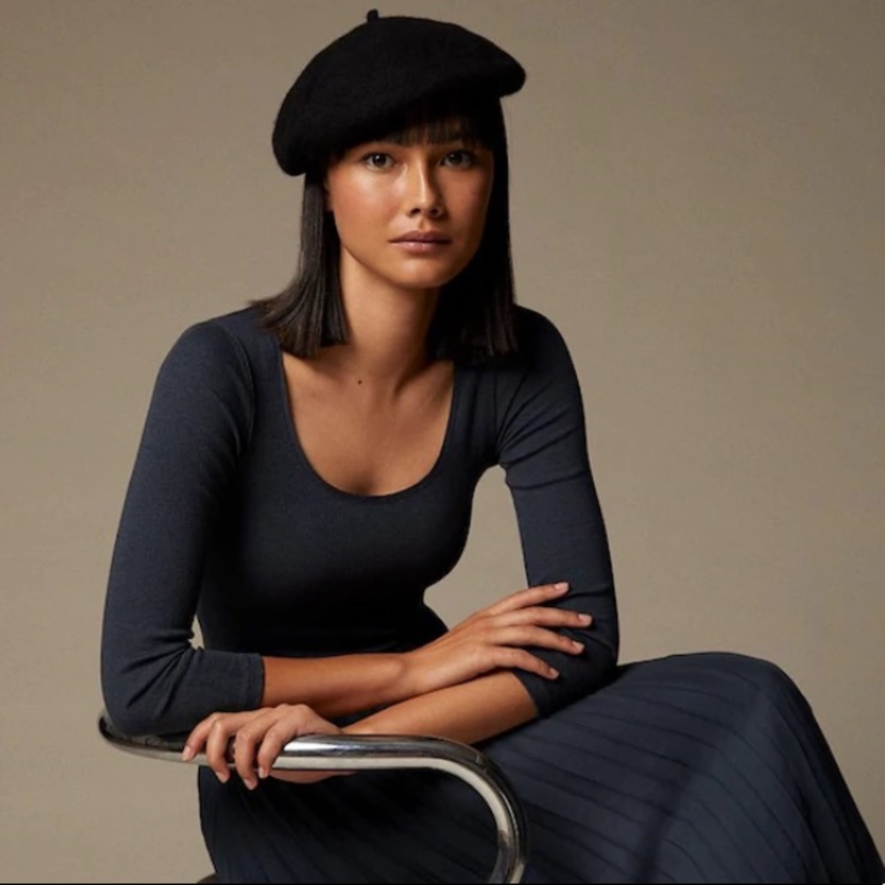 Elegant Black Beret - Picture 3 of 8